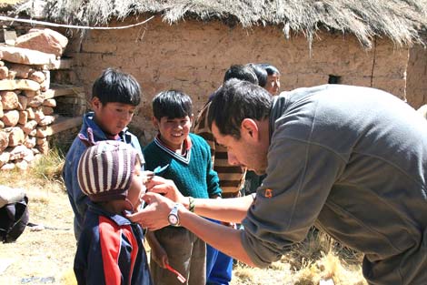 El Dr.Alesandro medico dentista de La Paz inspecciona a los alumnos de la Unidad Educativa.