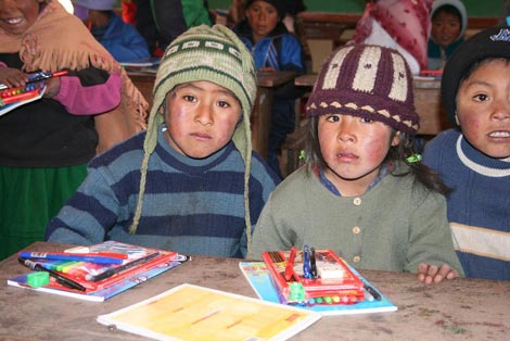 Material escolar  a los alumnos de la unidad educativa