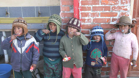 Entrega de material de higiene a los alumnos de la unidad educativa en Mocomoco.