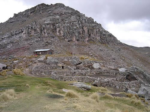 CONSTRUCCION DE UNA CAPILLA EN LA FRONTERA CON PERU EN UNA DE LAS COMUNIDADES DE DIEGO PLÁ