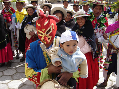 Me vistieron con traje típico y me hicieron bailar co ellos.