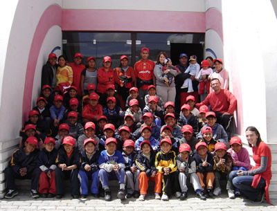 El equipo de voluntarios con Diego, y un grupo de jóvenes bolivianos.