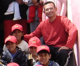 Diego, con jóvenes bolivianos.