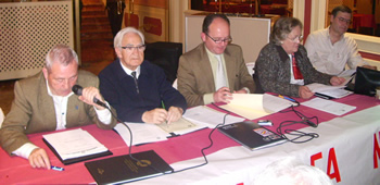 Presidencia de la Asociación Amigos en Marcha durante la celebración de la 19 Asamblea , y presentación de la Memoria 2006 y proyectos para el año 2007.