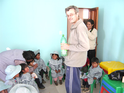 El Padre Francis visita a los niños en la guardería de ITALAQUE.