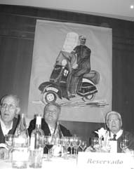 Comida de convivencia en el Salon del Hotel Alfonso VIII de Plasencia, con el cuadro de D. José montado en su MOTO.