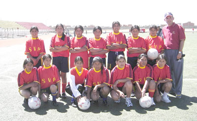 El equipo de las chicas de la escuela de futbol con Diego Plá
